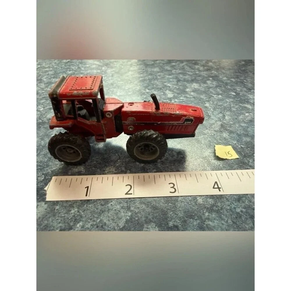 Vintage ERTL 1/64 International Harvester 6388 2+2 Tractor with Round Baler